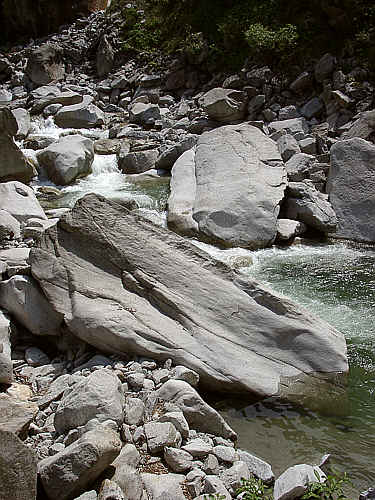 Steine in der Reuss bei Gschenen (Schweiz)
